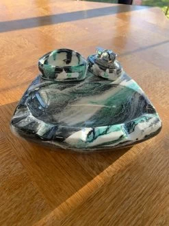 Cendrier En Céramique émaillée Composé De Trois Pièces Dont Un Briquet Rechargeable Vintage -Fournitures Pour Fumeurs b66eedd4 d2ae 4586 961c 76deea5c8fc6