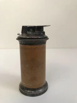 Briquet De Table En Métal Argenté Et Cuir -Fournitures Pour Fumeurs bb71edbb 5ad5 48f2 9f21 b115a9fb46b0