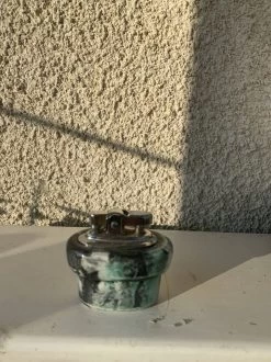 Cendrier En Céramique émaillée Composé De Trois Pièces Dont Un Briquet Rechargeable Vintage -Fournitures Pour Fumeurs bf11d7ec d205 4444 a829 5907b9ed227b