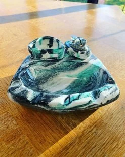 Cendrier En Céramique émaillée Composé De Trois Pièces Dont Un Briquet Rechargeable Vintage -Fournitures Pour Fumeurs c1625c03 b936 45b9 b4b8 cf0307fbba97